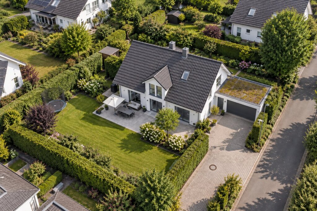 Drohnenaufnahme eines Einfamilienhauses mit Garten für die Immobilienvermarktung