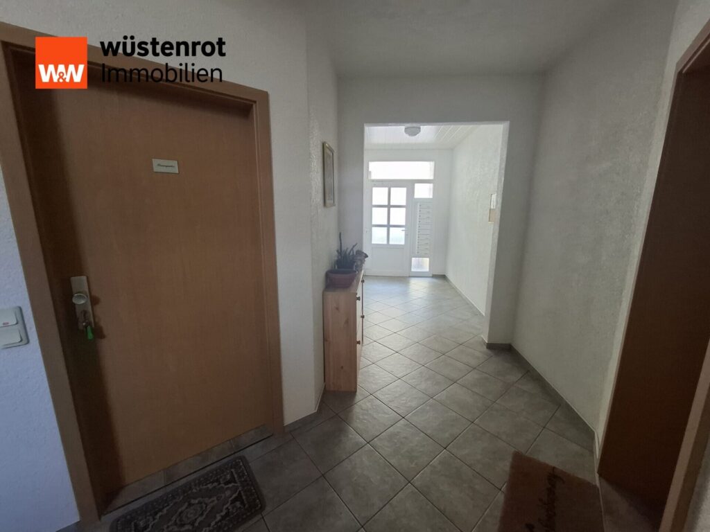 Mehrfamilienhaus in Köthen (Anhalt) – gepflegter, gefliester Hausflur mit Eingangsbereich